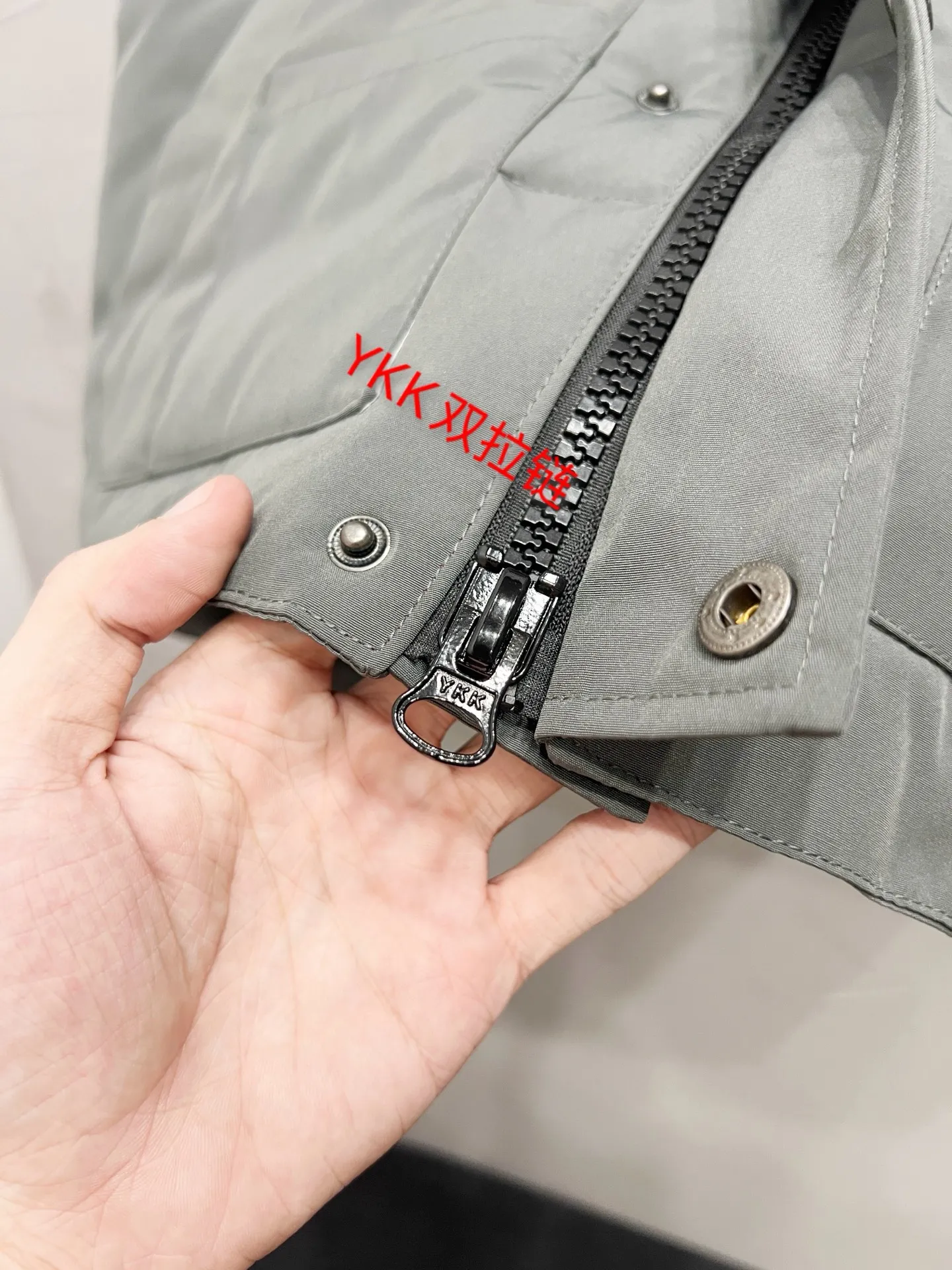 P330 model number: YC28 Canada goose/Canada Goose 4154M Freestyle Crew down vest, using international 50 down, genuine original clothing, pay attention to the version, YKK double zipper, velvet on the back collar, more warm, zippered hidden pocket on the inside, genuine mesh pockets on the inside. If you need to compare with the genuine product, check it out at any time. Accessories are all customized from the original factory. The fabric is molded and customized according to the original version. It can be restored by kneading it at will (fabric interpretation: the harder the fabric, the better the waterproof performance. Only those who buy the latest authentic version this year will notice the softness and comfort of the fabric. Soft fabrics are waterproof and have memory rebound function, which is the authentic fabric). The down is synchronized with genuine white duck down, fluffy and not clumps. The original version of Big Goose is white duck down. It is not the goose down boasted by the world's random copywriting. It can be verified through any official channel. Customized authentic YKK double zipper military-grade copper core zipper puller. High hardness and no jamming. The original smoothness is restored. The workmanship and wiring are all controlled by workers with more than ten years of service. They must be horizontal and vertical. No crookedness. The inner wiring density is more sophisticated. Feel free to compare. Big goose label. Collar label. Washed label. Hangtag. Zipper rope. Pocket label. Collar velvet. Buttons. All details are updated simultaneously with the original version. The best version. A fighter in a world-famous vest. Compare to the entire network. Color: Black White Navy Blue Gray Gray Gray Label Size: S-XXL